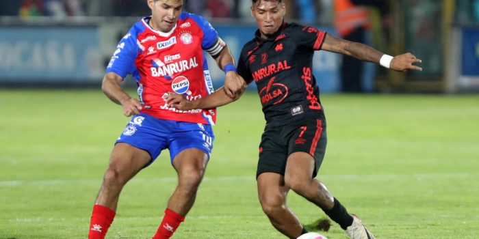 Jesús López, de Xelajú MC (i), disputa un balón con Rudy Muñoz, de Municipal, este sábado en la final de la Liga Nacional de Fútbol de Guatemala, en el estadio Mario Camposeco, en Quetzaltenango. EFE/ Fernando Ruiz