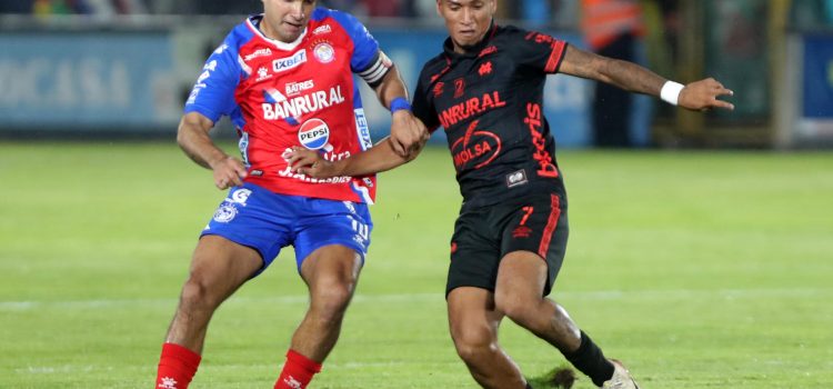 Jesús López, de Xelajú MC (i), disputa un balón con Rudy Muñoz, de Municipal, este sábado en la final de la Liga Nacional de Fútbol de Guatemala, en el estadio Mario Camposeco, en Quetzaltenango. EFE/ Fernando Ruiz