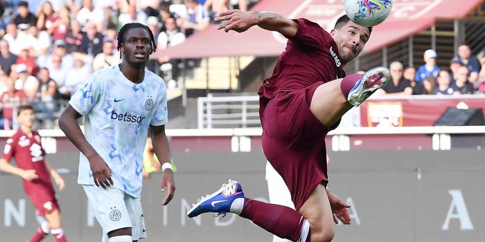 El jugador del Torino Giovanni Simeone (d) durante el partido de la Serie A que han jugado Torino FC e Inter Milan eb el Olímpico Grande Torino Stadium de Turín, Italia. EFE/EPA/ALESSANDRO DI MARCO