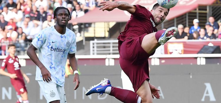 El jugador del Torino Giovanni Simeone (d) durante el partido de la Serie A que han jugado Torino FC e Inter Milan eb el Olímpico Grande Torino Stadium de Turín, Italia. EFE/EPA/ALESSANDRO DI MARCO