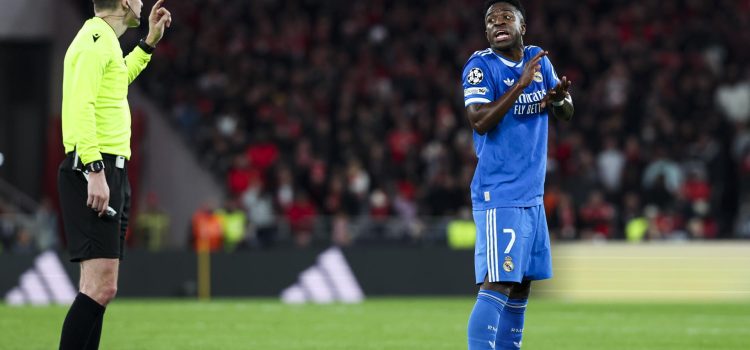 El jugador brasileño del Real Madrid Vinicius Junior dialoga con el arbitro durante el partido de fútbol de la Liga de Campeones entre el Benfica y el Real Madrid en el que presuntamente recibió insultos racistas proferidos por parte del argentino Gianluca Prestianni. EFE/JOSE SENA GOULAO
//////////
Lisbon (Portugal), 17/02/2026.- Real Madrid's Vinicius Junior dennounces racism in the stands to the referee during the UEFA Champions League soccer match between Benfica and Real Madrid, in Lisbon, Portugal, 17 February 2026. (Liga de Campeones, Lisboa) EFE/EPA/JOSE SENA GOULAO