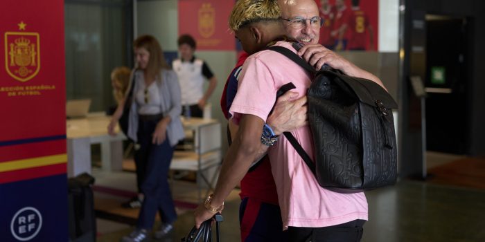 El seleccionador Luis de la Fuente abraza al barcelonista Lamine Yamal a su llegada a la Ciudad del Fútbol de Las Rozas. EFE/RFEF *****SOLO USO EDITORIAL/SOLO DISPONIBLE PARA ILUSTRAR LA NOTICIA QUE ACOMPAÑA (CRÉDITO OBLIGATORIO) *****