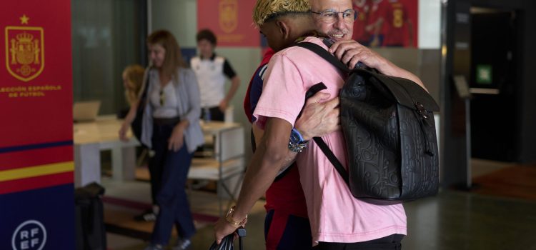 El seleccionador Luis de la Fuente abraza al barcelonista Lamine Yamal a su llegada a la Ciudad del Fútbol de Las Rozas. EFE/RFEF *****SOLO USO EDITORIAL/SOLO DISPONIBLE PARA ILUSTRAR LA NOTICIA QUE ACOMPAÑA (CRÉDITO OBLIGATORIO) *****