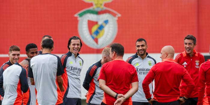 Bruno Lage conversa con sus jugadores en el entrenamiento de este martes del Benfica. EFE/EPA/JOSE SENA GOULAO