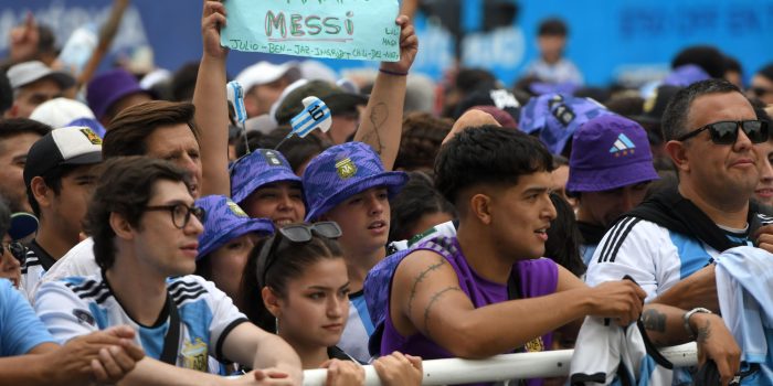 Un hincha de Argentina sostiene un cartel hoy, antes del partido amistoso ante Panamá en Buenos Aires (Argentina). EFE/ Enrique García Medina