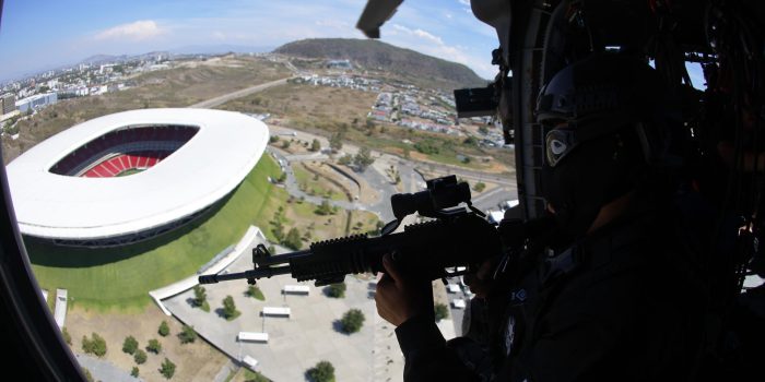 Un integrante del escuadrón Titán de la Secretaría de Seguridad de Jalisco realiza un patrullaje en helicóptero este martes, en la ciudad de Guadalajara, (México). EFE/ Francisco Guasco