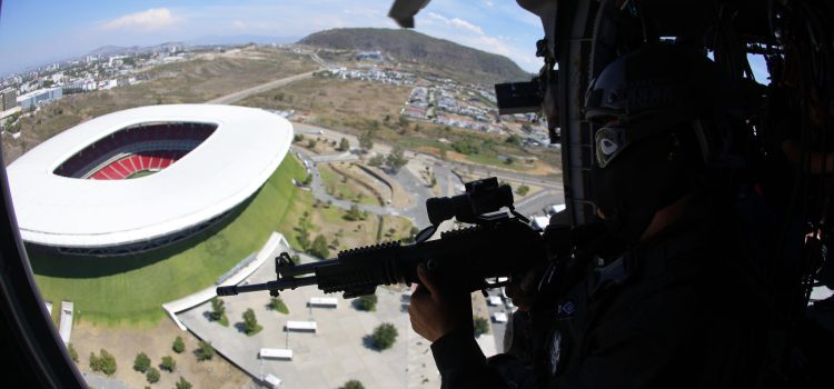 Un integrante del escuadrón Titán de la Secretaría de Seguridad de Jalisco realiza un patrullaje en helicóptero este martes, en la ciudad de Guadalajara, (México). EFE/ Francisco Guasco