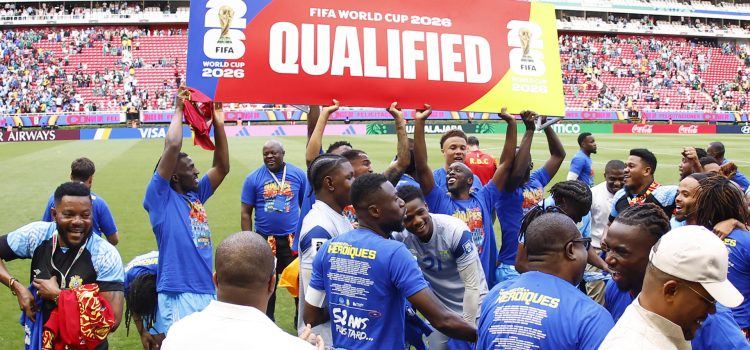 Jugadores de la selección de la República Democrática del Congo celebran su clasificación al Mundial, al finalizar un partido de repesca contra Jamaica en el Estadio Akron en Guadalajara (México). EFE/ Francisco Guasco