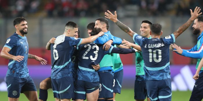 La selección paraguaya de fútbol celebran este martes el triunfo a domicilio por 0-1 sobre Perú en el cierre de las eliminatorias sudamericanas del Mundial de 2026. EFE/ Paolo Aguilar