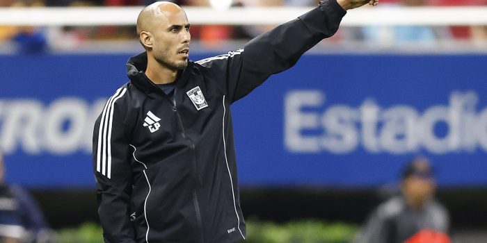 El entrenador de Tigres, Guido Pizarro, reacciona durante un partido en el estadio Akron, en Guadalajara (México). EFE/ Francisco Guasco