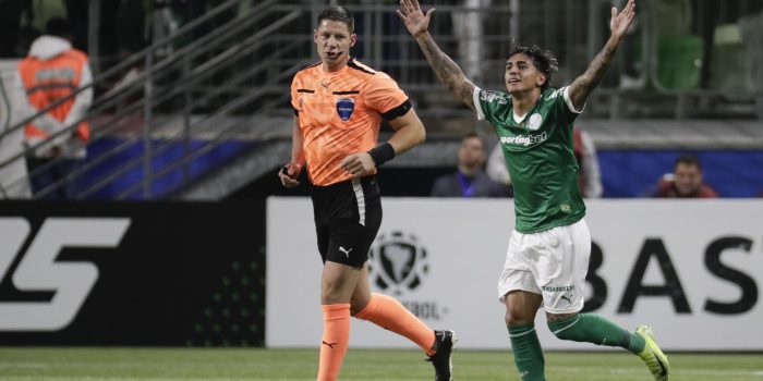 El uruguayo Facundo Torres, de Palmeiras, celebra su gol ante el Bolívar en el estadio Allianz Parque en Sao Paulo. EFE/ Sebastiao Moreira