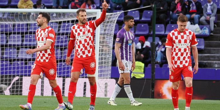 El delantero del Girona Cristhian Stuani (2i) celebra su gol durante el partido de la jornada 36 de LaLiga entre el Real Valladolid y el Girona FC, este martes en el estadio José Zorrilla. EFE/R. GARCIA.