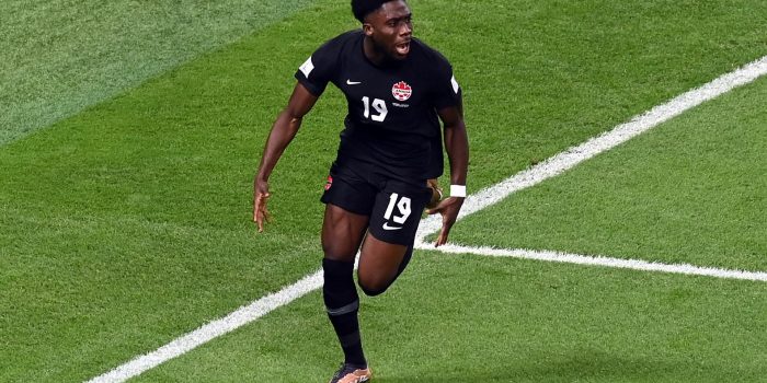 Fotografía de archivo del 27 de noviembre de 2022 en la que se observa al canadiense Alphonso Davies durante un partido de la Copa Mundial de la FIFA 2022 entre Croacia y Canadá en el Estadio Internacional Khalifa en Doha (Catar). EFE/Neil Hall