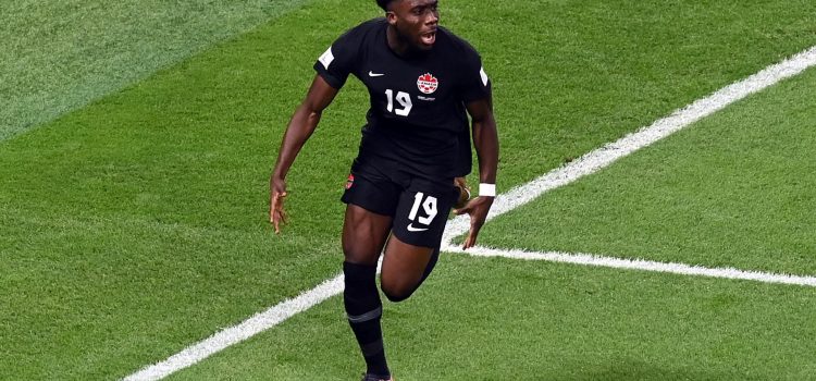 Fotografía de archivo del 27 de noviembre de 2022 en la que se observa al canadiense Alphonso Davies durante un partido de la Copa Mundial de la FIFA 2022 entre Croacia y Canadá en el Estadio Internacional Khalifa en Doha (Catar). EFE/Neil Hall