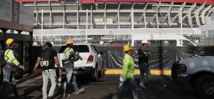 Trabajadores caminan frente al estadio Ciudad de México este miércoles, en Ciudad de México (México). EFE/ José Méndez