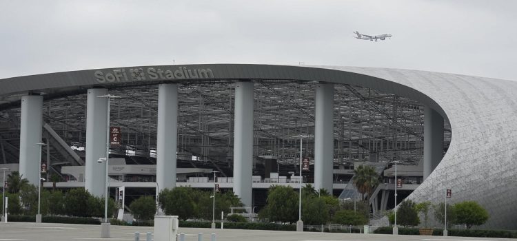 Fotografía que muestra un sector exterior del SoFi Stadium, en Inglewood (EE.UU.). El SoFi Stadium está listo para albergar los ocho partidos que recibirá del Mundial de la FIFA 2026 y los Juegos Olímpicos de 2028. EFE/ Omar Alonso