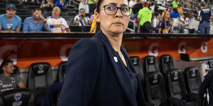 Amelia Valverde de Monterrey dirige un partido ante Tigres. Imagen de archivo. EFE/Miguel Sierra