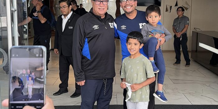 El entrenador de la selección de fútbol de El Salvador, Hernán Darío Gómez (i), posa junto a aficionados en Ciudad de Guatemala (Guatemala). EFE/ Fernando Ruiz