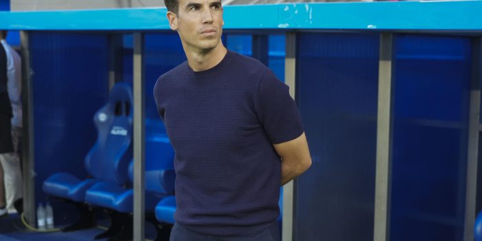 El entrenador del Rayo Iñigo Pérez, durante el partido de LaLiga de fútbol que Deportivo Alavés y Rayo Vallecano disputaron el 23 de mayo en el estadio de Mendizorroza, en Vitoria. EFE/ L. Rico