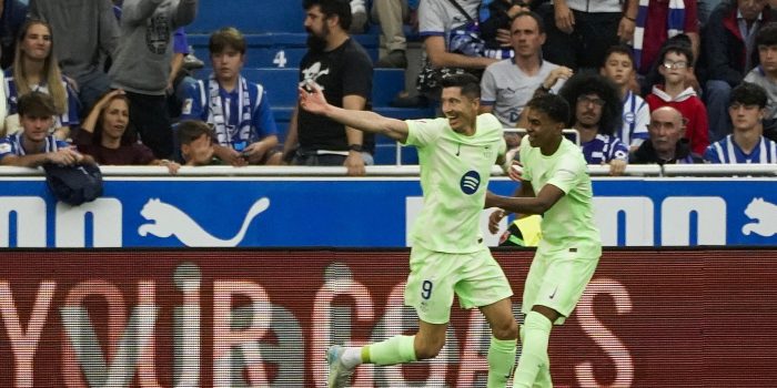 El delantero polaco del FC Barcelona Robert Lewandowski celebra con Lamine Yamal (d) el gol marcado ante el Alavés durante el partido de la novena jornada de Liga en el estadio de Mendizorrotza de Vitoria. EFE/L. Rico