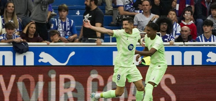 El delantero polaco del FC Barcelona Robert Lewandowski celebra con Lamine Yamal (d) el gol marcado ante el Alavés durante el partido de la novena jornada de Liga en el estadio de Mendizorrotza de Vitoria. EFE/L. Rico