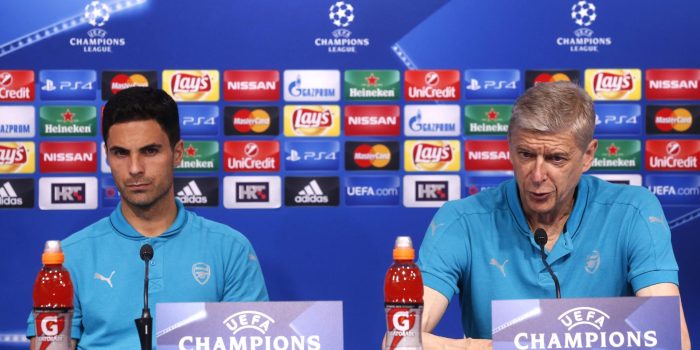 Arsene Wenger y Arteta, juntos en una rueda de prensa de la Liga de Campeones en 2025, cuando el primero entrenador y el segundo jugador del Arsenal. EFE/Antonio Bat