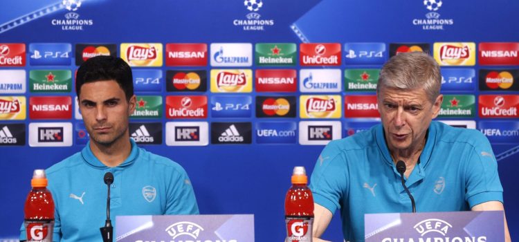 Arsene Wenger y Arteta, juntos en una rueda de prensa de la Liga de Campeones en 2025, cuando el primero entrenador y el segundo jugador del Arsenal. EFE/Antonio Bat