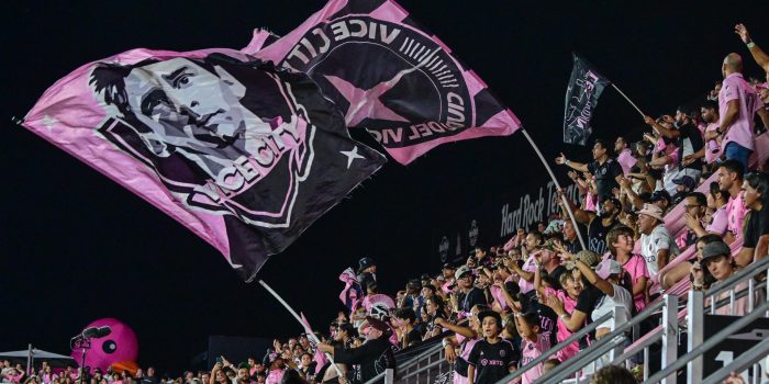 Fanáticos del Inter Miami muestran una bandera durante un partido de fútbol de la Major League Soccer (MLS). EFE/ Giorgio Viera