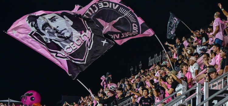 Fanáticos del Inter Miami muestran una bandera durante un partido de fútbol de la Major League Soccer (MLS). EFE/ Giorgio Viera