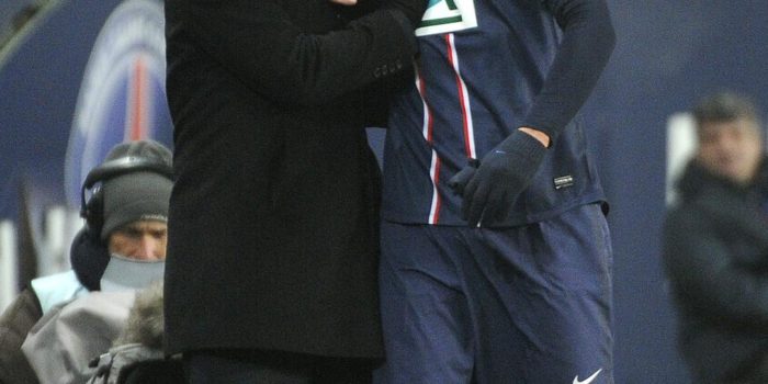 Foto de archivo del 27 de febrero de 2013 del sueco Zlatan Ibrahimovic (d) junto a su entrenador Carlo Ancelotti (i), en un partido del Paris Saint Germain. EFE/YOAN VALAT