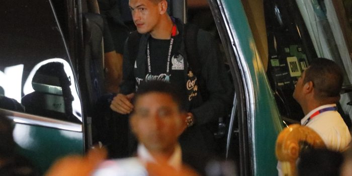 César Montes de México desciende de un autobús este martes, a su llegada al hotel de concentración en Guadalajara (México). EFE/ Francisco Guasco