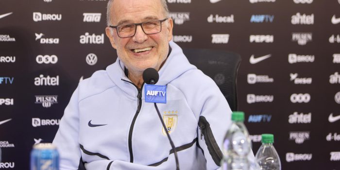 El seleccionador de Uruguay Marcelo Bielsa, en rueda de prensa en las instalaciones del Complejo Celeste en Canelones (Uruguay). EFE/Gastón Britos