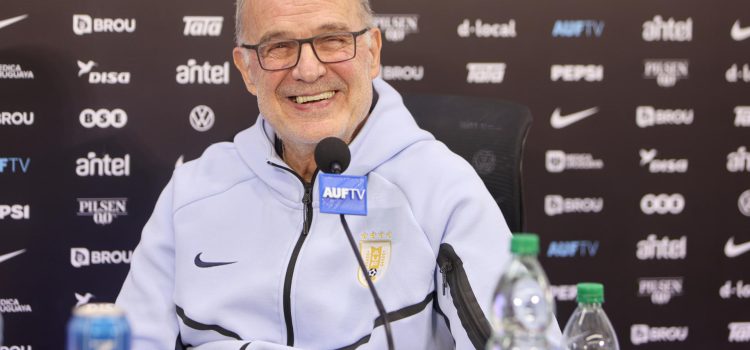 El seleccionador de Uruguay Marcelo Bielsa, en rueda de prensa en las instalaciones del Complejo Celeste en Canelones (Uruguay). EFE/Gastón Britos