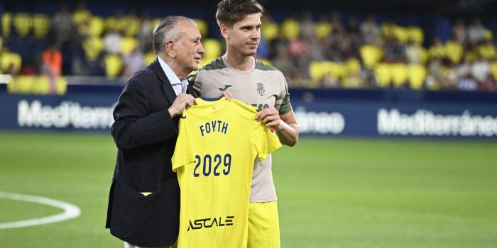 El Villarreal anunció la renovación de Juan Foyth hasta 2029 el domingo, antes de comenzar el partido del Trofeo de la Cerámica que Villarreal CF y Aston Villa. EFE/Andreu Esteban