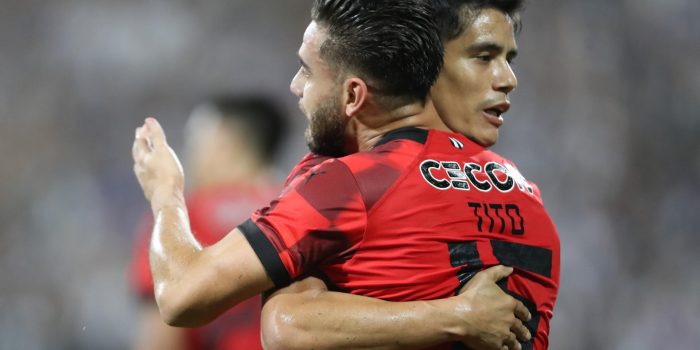 Jugadores de Libertad celebran un gol en propia puerta de Alianza hoy en un partido de la fase de grupos de la Copa Libertadores entre Alianza Lima y Libertad en el estadio Alejandro Villanueva en Lima (Perú). EFE/ Paolo Aguilar