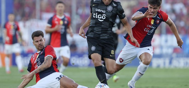 Gastón Giménez (i) y Lucas Quintana (d), de Cerro Porteño, disputan un balón con Alex Franco, de Olimpia, en un partido de la primera división de Paraguay entre Cerro Porteño y Olimpia en el estadio General Pablo Rojas en Asunción (Paraguay). EFE/Juan Pablo Pino