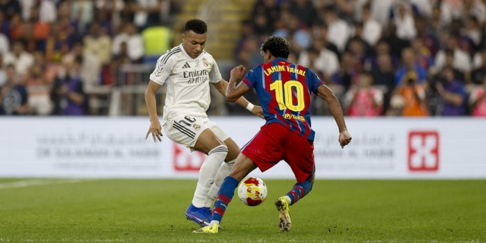 El delantero francés del Real Madrid, Kylian Mbappé, intenta superar al delantero del FC Barcelona, Lamine Yamal.EFE/ Kai Försterling