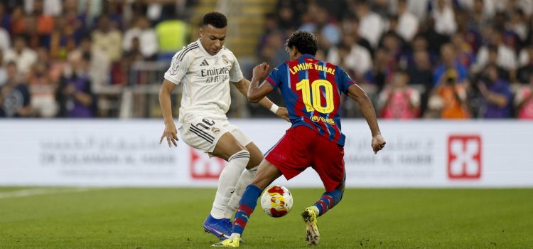 El delantero francés del Real Madrid, Kylian Mbappé, intenta superar al delantero del FC Barcelona, Lamine Yamal.EFE/ Kai Försterling
