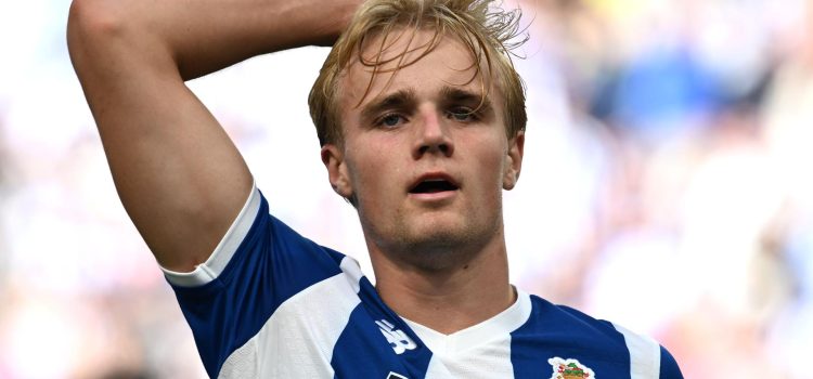 El jugador del FC Porto Victor Froholdt celebra el 1-0 durante el partido de la Liga Portuguesa que han jugado FC Porto y Santa Clara, en Oporto, Portugal.. EFE/EPA/FERNANDO VELUDO