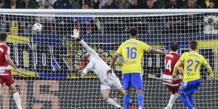 alt 1-0. Un gol de Navarro da oxígeno al Cádiz y hunde al Granada