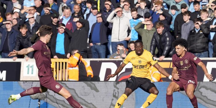Wolverhampton (Reino Unido), 20/10/2024.- John Stones, jugador del Manchester City (I), durante el partido en el que su equipo ganó este domingo al Wolverhampton por 1-2. EFE/EPA/TIM KEETON