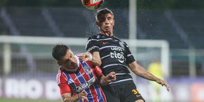 Franco Alfonso (d) de Olimpia disputa el balón con Esteban Pavez de Colo Colo este jueves durante un partido amistoso de pretemporada que el equipo chileno ganó en una tanda de penaltis en el Estadio Luis Franzini de Montevideo. EFE/ Gastón Britos