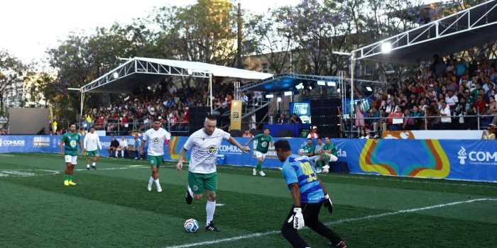 El exfutbolista Vicente Matias Vuoso (c) participa en el juego de exhibición 'Juego de Corazón' este jueves, en la Plaza Liberación del centro histórico de Guadalajara, Jalisco (México). EFE/ Francisco Guasco