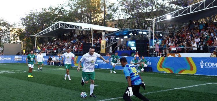 El exfutbolista Vicente Matias Vuoso (c) participa en el juego de exhibición 'Juego de Corazón' este jueves, en la Plaza Liberación del centro histórico de Guadalajara, Jalisco (México). EFE/ Francisco Guasco