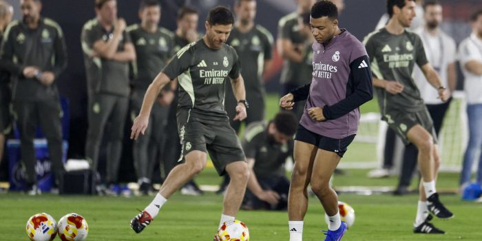 El delantero francés del Real Madrid Kylian Mbappé durante un entrenamiento este sábado en Yeda, Arabia Saudí, un día antes de la final de la Supercopa de España entre el FC Barcelona y el Real Madrid. EFE/ Kai Försterling