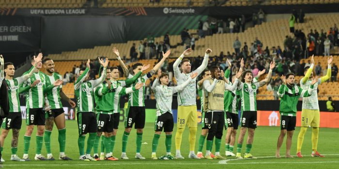 Los jugadores del Betis celebran la victoria con la afición al finalizar el partido de vuelta de los octavos de final de la Liga Europa que Real Betis y Panathinaikos FC jugaron este jueves en el estadio de La Cartuja, en Sevilla. EFE/Raúl Caro.