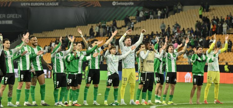 Los jugadores del Betis celebran la victoria con la afición al finalizar el partido de vuelta de los octavos de final de la Liga Europa que Real Betis y Panathinaikos FC jugaron este jueves en el estadio de La Cartuja, en Sevilla. EFE/Raúl Caro.