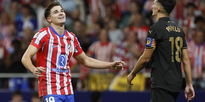 El delantero argentino del Atlético de Madrid Julián Álvarez celebra su gol durante el partido de la quinta jornada de LaLiga EA Sports entre el Atlético de Madrid y el Valencia CF, este domingo en el Cívitas Metropolitano de la capital española. EFE/Ballesteros