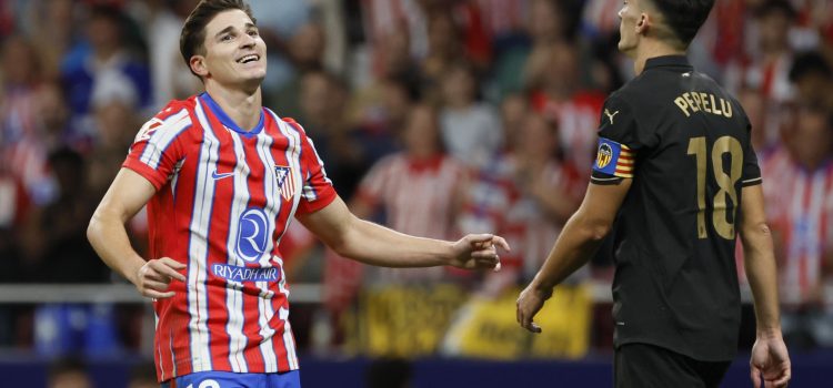 El delantero argentino del Atlético de Madrid Julián Álvarez celebra su gol durante el partido de la quinta jornada de LaLiga EA Sports entre el Atlético de Madrid y el Valencia CF, este domingo en el Cívitas Metropolitano de la capital española. EFE/Ballesteros