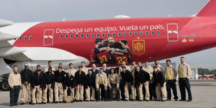 Los jugadores y el cuerpo técnico de la selección española posan ante el avión que llevará al equipo a EEUU para disputar el Mundial 2026. EFE/ Lavandeira Jr